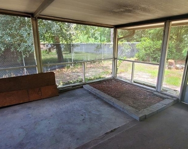 711 Del Rio Way - Photo Thumbnail 9