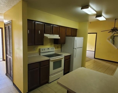 711 Del Rio Way - Photo Thumbnail 7