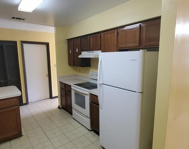 711 Del Rio Way - Photo Thumbnail 6