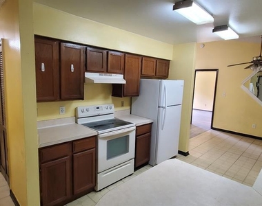 711 Del Rio Way - Photo Thumbnail 4