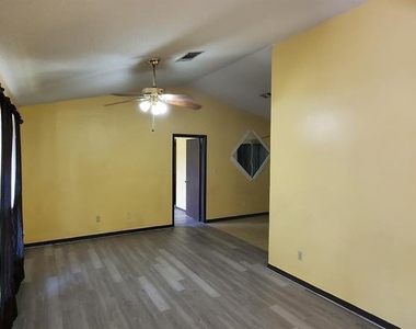 711 Del Rio Way - Photo Thumbnail 3