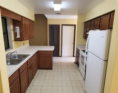711 Del Rio Way - Photo Thumbnail 5