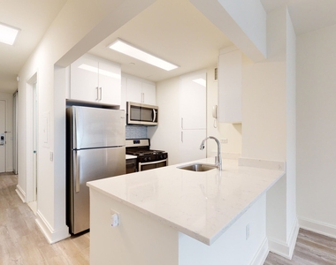 10 Hanover Square - Photo Thumbnail 1