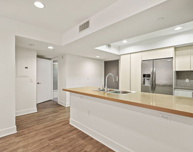 10473 Santa Monica Boulevard - Photo Thumbnail 5