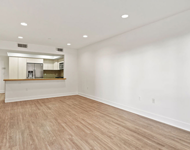 10473 Santa Monica Boulevard - Photo Thumbnail 2