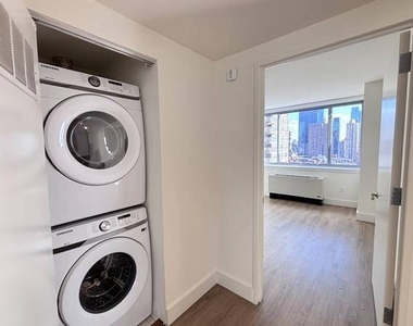 West 52nd Street  - Photo Thumbnail 6