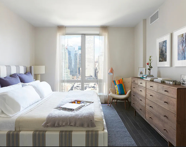555 10th Avenue - Photo Thumbnail 1