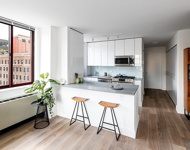 West 34th Street - Photo Thumbnail 2