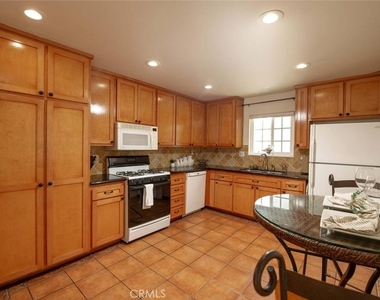 7310 Balboa Boulevard - Photo Thumbnail 12