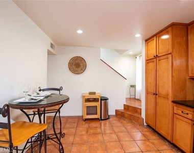 7310 Balboa Boulevard - Photo Thumbnail 20