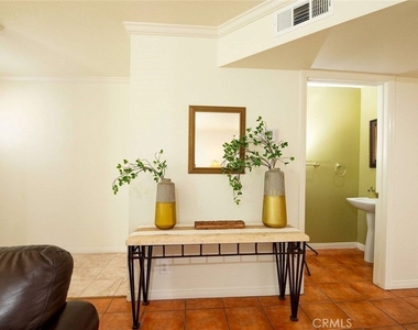 7310 Balboa Boulevard - Photo Thumbnail 6