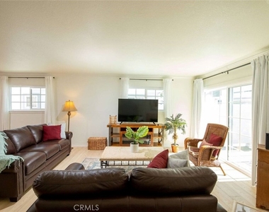 7310 Balboa Boulevard - Photo Thumbnail 1