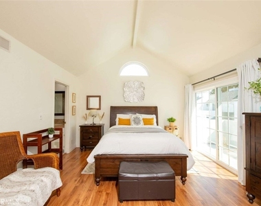 7310 Balboa Boulevard - Photo Thumbnail 26