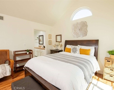 7310 Balboa Boulevard - Photo Thumbnail 23