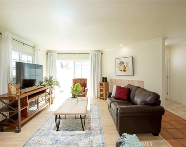7310 Balboa Boulevard - Photo Thumbnail 2