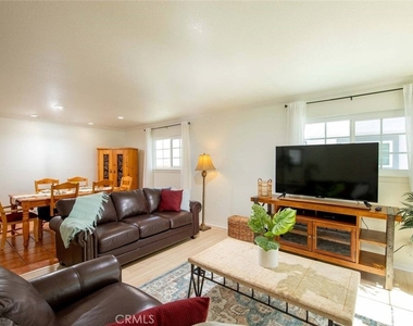 7310 Balboa Boulevard - Photo Thumbnail 5