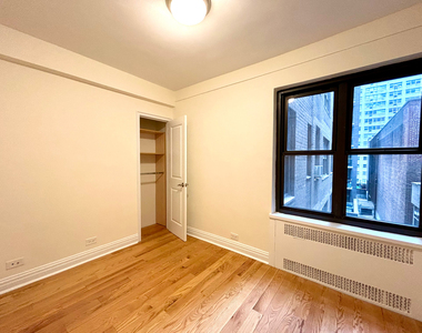 56th & Lexington Ave - Photo Thumbnail 9