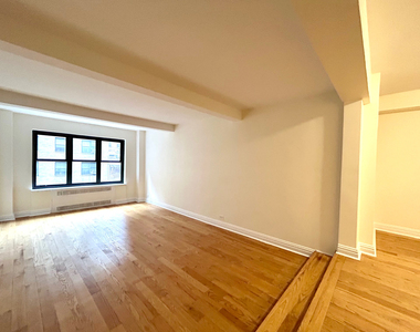56th & Lexington Ave - Photo Thumbnail 1