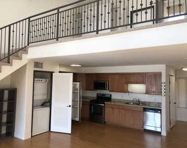 255 W 7th Street - Photo Thumbnail 2