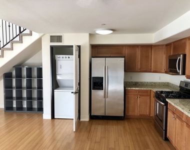 255 W 7th Street - Photo Thumbnail 3