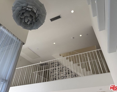 7917 Willoughby Avenue - Photo Thumbnail 5