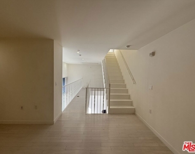 7917 Willoughby Avenue - Photo Thumbnail 10