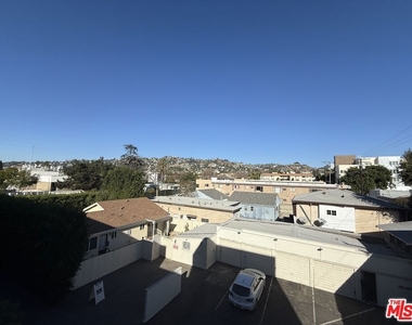 7917 Willoughby Avenue - Photo Thumbnail 21