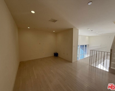 7917 Willoughby Avenue - Photo Thumbnail 8