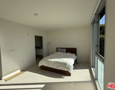 7917 Willoughby Avenue - Photo Thumbnail 13