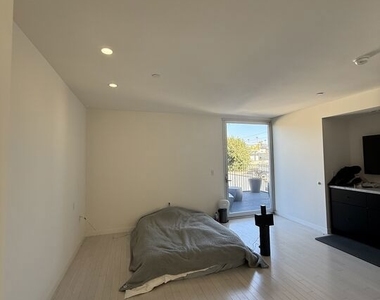 7917 Willoughby Avenue - Photo Thumbnail 17