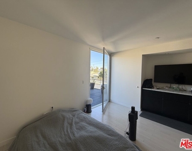 7917 Willoughby Avenue - Photo Thumbnail 19