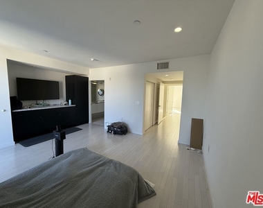 7917 Willoughby Avenue - Photo Thumbnail 18