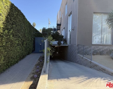 7917 Willoughby Avenue - Photo Thumbnail 31