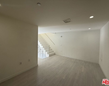 7917 Willoughby Avenue - Photo Thumbnail 9