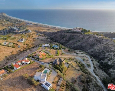 5805 Foxview Drive - Photo Thumbnail 5