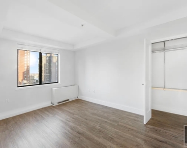 East 91st Street - Photo Thumbnail 13