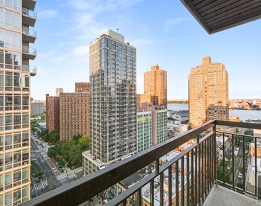 East 91st Street - Photo Thumbnail 8