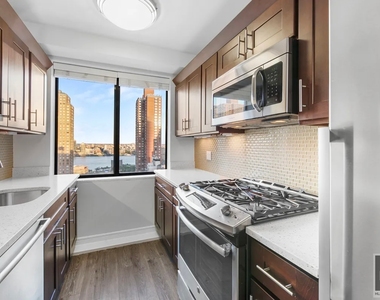 East 91st Street - Photo Thumbnail 7
