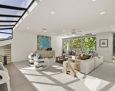 811 N Hillcrest Road - Photo Thumbnail 8