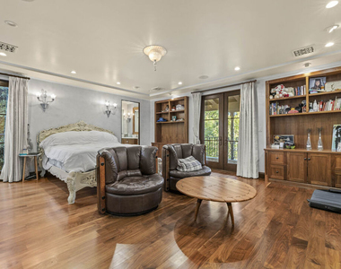 803 N Roxbury Drive - Photo Thumbnail 16