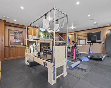 803 N Roxbury Drive - Photo Thumbnail 46