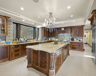 803 N Roxbury Drive - Photo Thumbnail 40