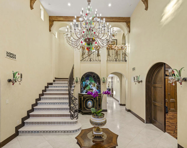 803 N Roxbury Drive - Photo Thumbnail 7