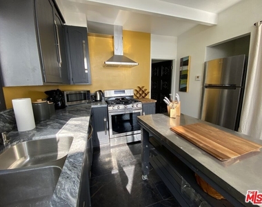 2144 Sunset Plaza Drive - Photo Thumbnail 17