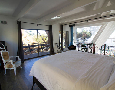 2144 Sunset Plaza Drive - Photo Thumbnail 22