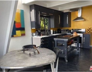 2144 Sunset Plaza Drive - Photo Thumbnail 18