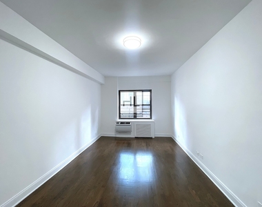 East 57th Street - Photo Thumbnail 6