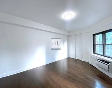 East 57th Street - Photo Thumbnail 5