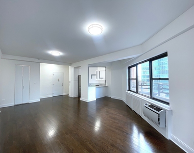 East 57th Street - Photo Thumbnail 2