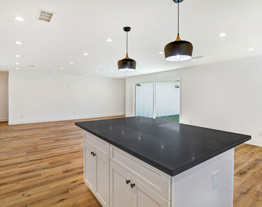 6517 Longridge Avenue - Photo Thumbnail 8